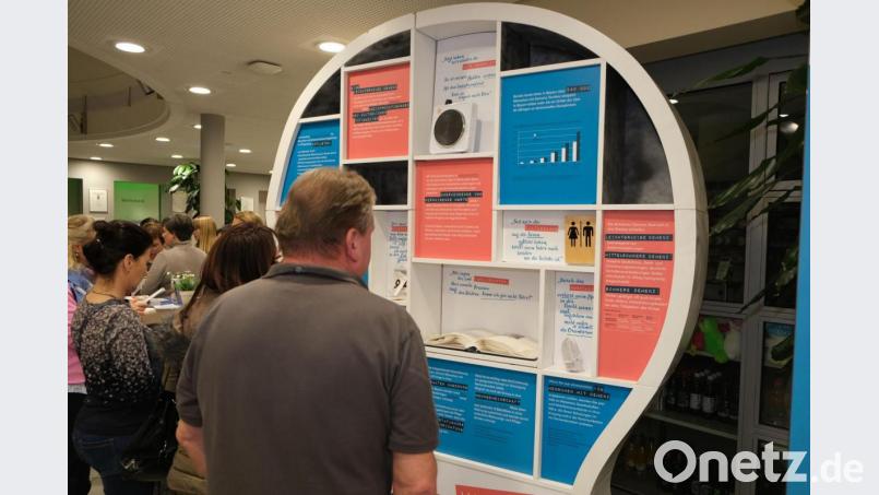 Zentrales Element der Ausstellung: Ein überdimensionales Regal in Kopfform. In den einzelnen Regalfächern werden verschiedene Aspekte des Themas Demenz beleuchtet. Bild: Klinikum/Dietl/exb