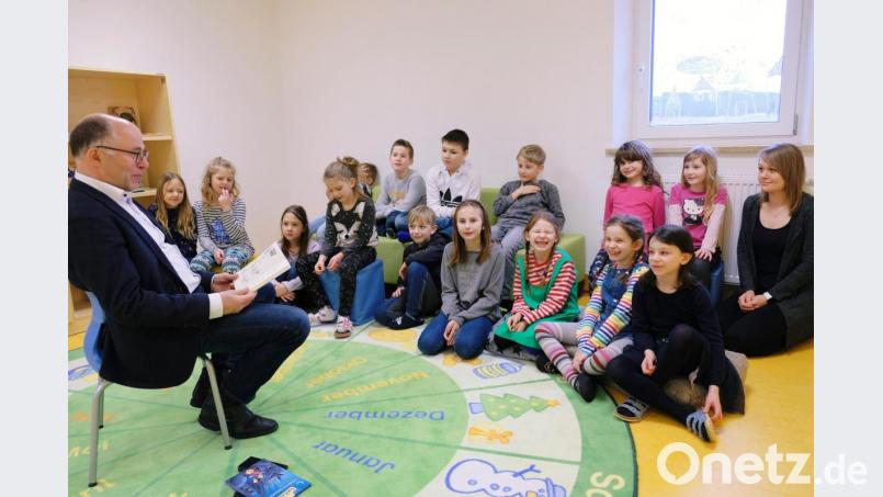Ein Leben ohne Bücher ist wie eine Kindheit ohne Märchen, sagt Albert Nickl. Im Wissen um den Bildungswert des Lesens besucht der Schulverbandsvorsitzende die offene Ganztagsschule und liest spannende Geschichten vor. Bild: do