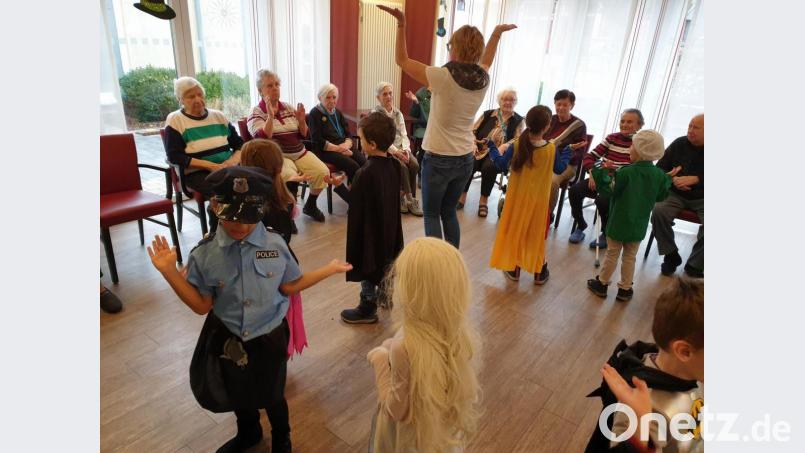 Die Vorschulkinder der Kindertagesstätte St. Vitus bringen beim Besuch im Haus Evergreen in Schnaittenbach Schwung und beste Faschingslaune mit, von der sich die Senioren schnell anstecken lassen. Bild: ads