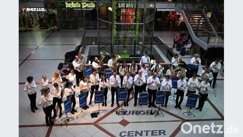 Die Stadtkapelle Mitterteich beim Auftritt im Europa-Center. Bild: Oliver Lipfert/exb