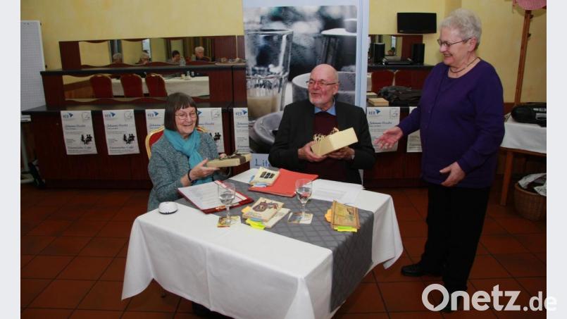 Jean Ritzke-Rutherford und Karl-Ludwig Ritzke waren zu Gast im Literarischen Café, um über Johannes Urzidil zu erzählen. Geschenke hatte Roswitha Budow (rechts) vorbereitet. Bild: wro