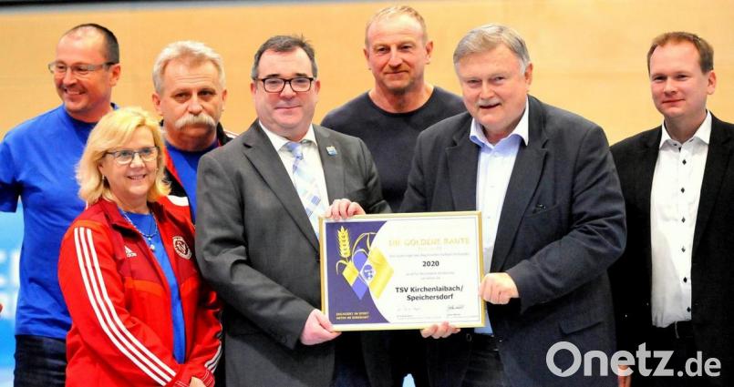 Stefan Schmitt, Kreis-Ehrenamtsbeauftragter des Bayerischen Fußballverbandes, übergab die Goldene Raute mit Ähre an den TSV-Vorsitzenden Manfred Porsch Viert ud Sechster von links). Mit im Bild sind: (von links) Christian Müller, Zweite Vorsitzende Angela Kreutzer, Jürgen Höreth, Werner Knappe und Christian Porsch. Bild: exb