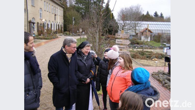 MdB Rupprecht, Minister Sibler und Äbtissin Laetitia Fech (von links) zusammen mit Schülerinnen im Naturerlebnisgarten. Bild: pz