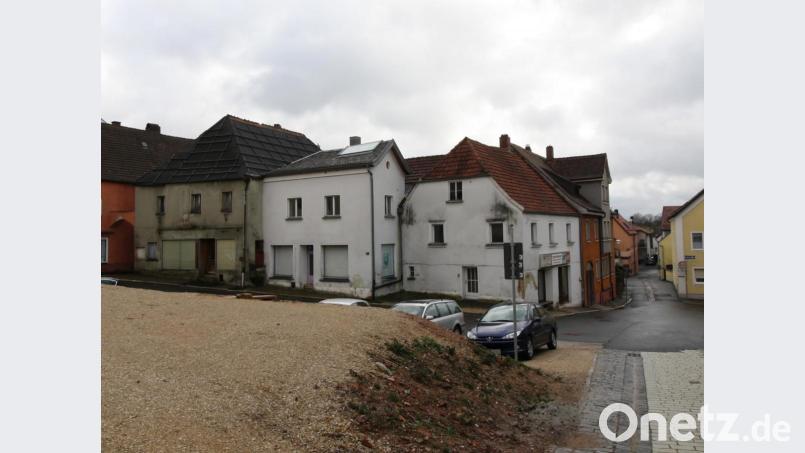 Das Haus Reinwaldstraße 5 (links, grau) oder das &quot;Rauch-Anwesen&quot; Nummer 9 (unmittelbar hinter dem rechten weißen Gebäude) könnten sich manche Stadträte als Büchereidomizile am künftigen Stadtplatz vorstellen. Keine Zukunft dürften die beiden (weißen) Gebäude des Anwesens Nummer sieben haben: Sie sollen entweder einem Neubau oder einer platzerweiternden Freifläche weichen. Bild: bjp