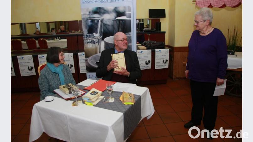 „Über dieses Geschenk freue ich mich ganz besonders. Der Inhalt weckt Erinnerungen an meine Zeit in Würzburg“, gestand Karl-Ludwig Ritzke der Leiterin des Literarischen Cafés, Roswitha Budow. Links im Bild Jean Ritzke-Rutherford, die ihren Mann beim Vortrag unterstützte. Bild: wro