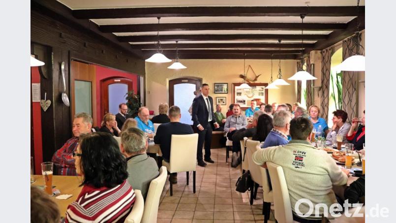 Vor vollem Haus spricht Bürgermeisterkandidat Marcus Gradl beim Weißwurstfrühstück des CSU-Ortsverbandes Eschenbach. Bild: jma