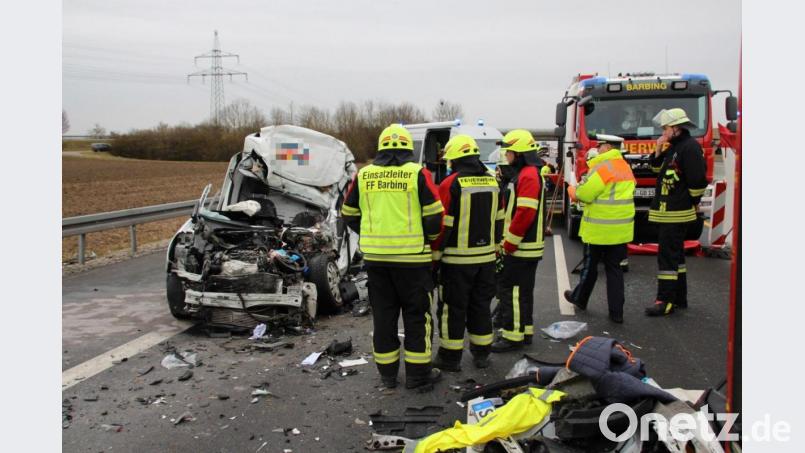 Total zerstört ist der Firmentransporter einer Frau, die in ein Stauende auf der A3 bei Neutraubling fuhr. Bild: Alexander Auer
