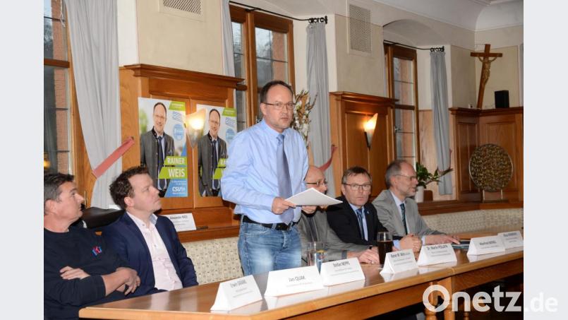 Moderiert wurde das Forum von Rainer M. Weis (stehend), dem Vorsitzenden des Gesundheits- und Pflegepolitischen Arbeitskreises (GPA) der CSU Amberg-Sulzbach. Bild: Andreas Brückmann