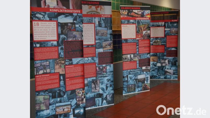 Umrahmt wurde die Projektwoche von einer Ausstellung zu Fluchtbewegungen und - ursachen auf der ganzen Welt, die in der Aula aufgebaut ist. Bild: weu