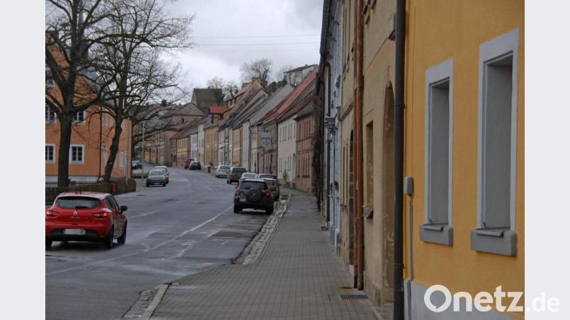 Die Stadt will für den Erhalt der markanten Bausubstanz am Marktplatz ein kommunales Förderprogramm auflegen. In der jüngsten Stadtratssitzung wurde die Grundlage dafür geschaffen. Mit einer Gestaltungsfibel wird den Bauwilligen ein Leitfaden zur Sanierung gegeben. Bild: ow