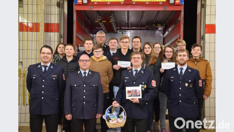 Das neue Jugendgremium der Waldthurner Feuerwehr mit Jugendsprecher Lukas Kleber (zweite Reihe, Vierter von rechts, mit Gutschein), seiner Stellvertreterin Bianka Käs (rechts daneben), Kassier Niklas Bergler (zweite Reihe, links) und Schriftführer Jonas Sollfrank (zweite Reihe, Zweiter von links). Mit einem kleinen Geschenk wird Jugendwart Josef Pflaum senior (vorne, Zweiter von rechts) verabschiedet. Bild: fla