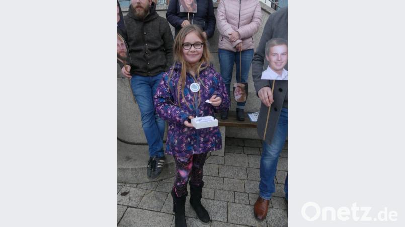 Glücksfee Saskia zieht die Bons mit den angebotenen Dienstleistungen. Bild: rn