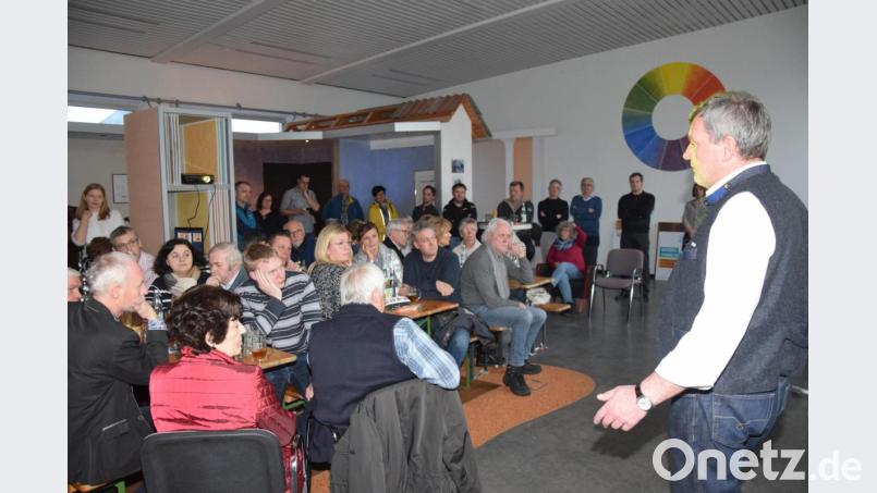 Bürgermeisterkandidat Hans Franz (stehend) erörtert zwei Stunden lang die Ziele der Freien Wähler für die Stadt. Bild: fz