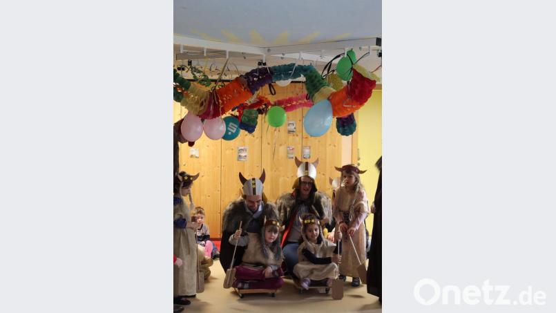 Die ins Lager der St.-Wolfgang-Wikinger entführten Rathausangestellten mussten dort gegen die Hausherren in verschiedenen Wettstreiten antreten. Doch Geschäftsleiter Michael Mrosek (links) und Katrin Falk (rechts) aus der Stadtkämmerei hatten gegen die St.-Wolfgang-Wikinger keine Chance. Bild: u