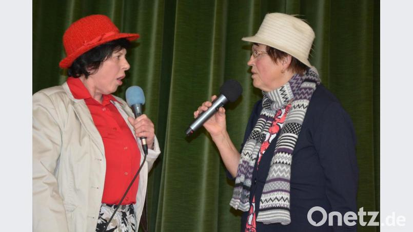 Angela Zeitler (links) und Stilla Schuller strapazierten mit ihren Sketchen die Lachmuskeln der Besucherinnen. Bild: jr