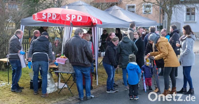 Es machte Spaß, mit den Menschen in lockerer Atmosphäre ins Gespräch zu kommen. Zahlreiche Interessenten nutzten an drei Stationen die Gelegenheit, sich mit den SPD-Kandidaten zu unterhalten und eigene Meinungen oder Wünsche vorzutragen. Bild: nm