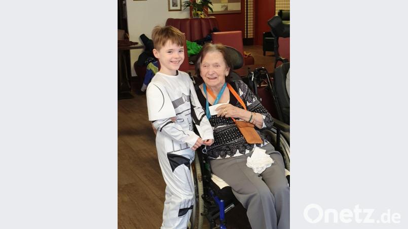 Die Vorschulkinder der Kindertagesstätte St. Vitus bringen beim Besuch im Haus Evergreen in Schnaittenbach Schwung und beste Faschingslaune mit, von der sich die Senioren schnell anstecken lassen. Bild: ads