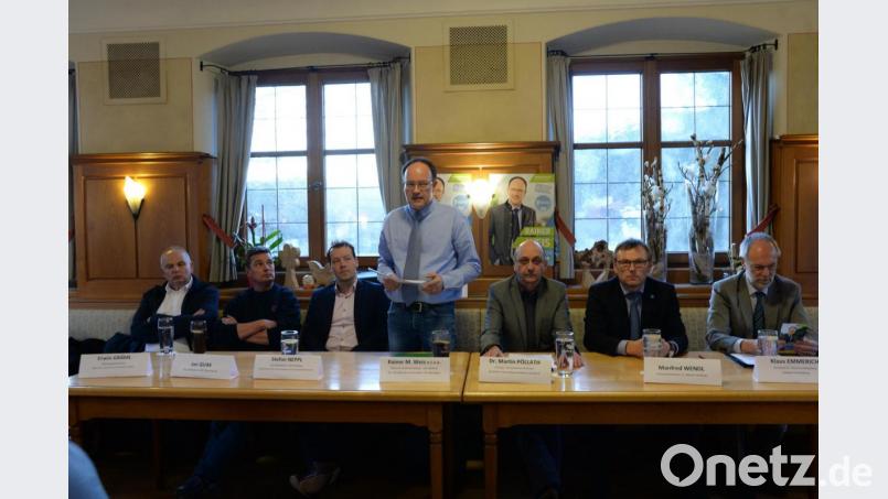 Moderiert wurde das Forum von Rainer M. Weis (stehend), dem Vorsitzenden des Gesundheits- und Pflegepolitischen Arbeitskreises (GPA) der CSU Amberg-Sulzbach. Einige Diskussionsteilnehmer saßen nicht auf dem Podium, sondern in der ersten Reihe. Bild: Andreas Brückmann