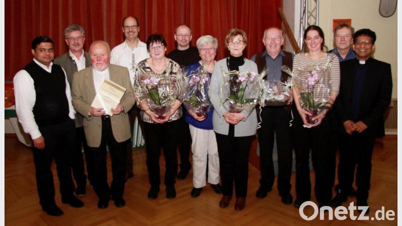 Höhepunkt des Danke-Abends der Pfarrei Maria Hilf war die Ehrung der verdienten Mitarbeiter. Im Bild (von links) Pater Martin, Kirchenpfleger Wolfgang Braun, Hans Eger, Chorsprecher Xaver Stock, Conny Englmann, Chorleiter Werner Fritsch, Christa Müller, Christa Hilgarth, Albert Günthner, Kathrin Wenzel, Alois Konz und Pfarrer Joseph. Bild: wro