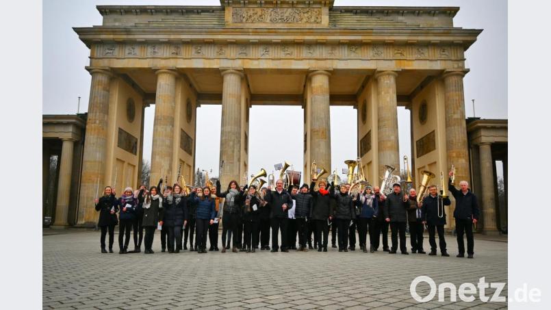Mehrere Märsche präsentierte die Stadtkapelle Mitterteich direkt am Brandenburger Tor. Bild: Oliver Lipfert/exb
