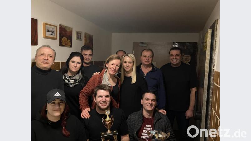 Wanda Grimaldi, Marco Kreuzer, Christoph Flieger (sitzend, von links) belegen die ersten drei Plätze der Wurzer Dartmeisterschaft. Bild: tok