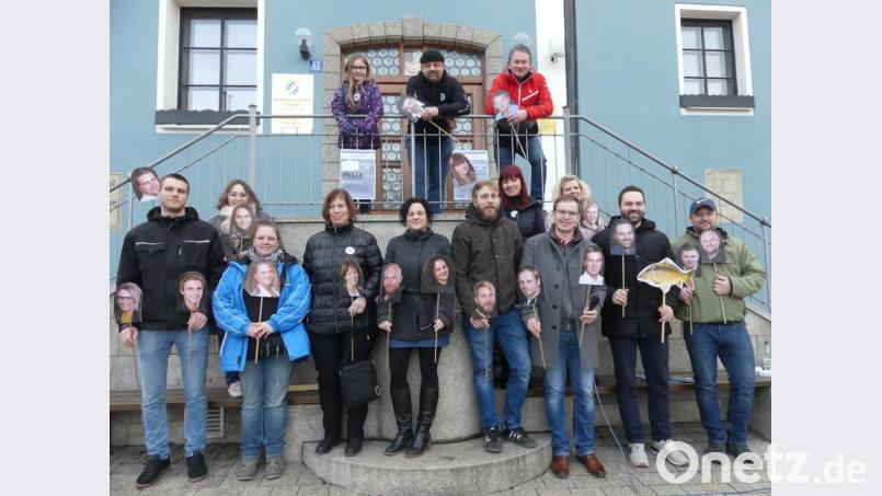 Die ÜCW-Stadtratskandidaten bieten sich zur Versteigerung an. Als Moderatoren fungieren Jürgen Schäffler (rechts) und Andreas Hermann (Dritter von rechts). Bild: rn
