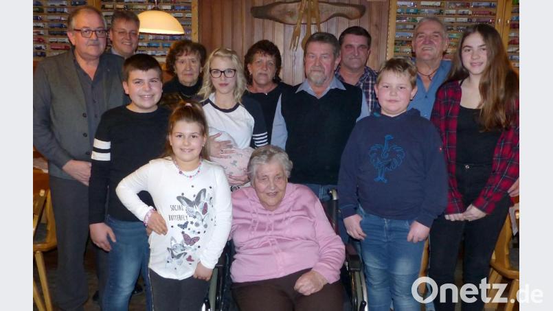 Vier Kinder, eine Enkeltochter und die fünf Urenkel der Jubilarin nehmen Agnes Müller an ihrem 90. Geburtstag in ihre Mitte. Zu den Gratulanten zählen auch (hinten, von links) Bürgermeister Gerhard Löckler, Pater Adrian Kugler und Annemarie Prüschenk-Wiesnet. Bild: lgc