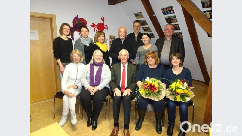 Andrea Brunner (vorne rechts) und Manuela Rügamer (vorne Zweite von rechts) wurden aus der Vorstandschaft verabschiedet. Die weiteren Personen bilden die neue Vorstandschaft mit Vorsitzenden Arnold Kimmerl (vordere Reihe Mitte) Bild: hm