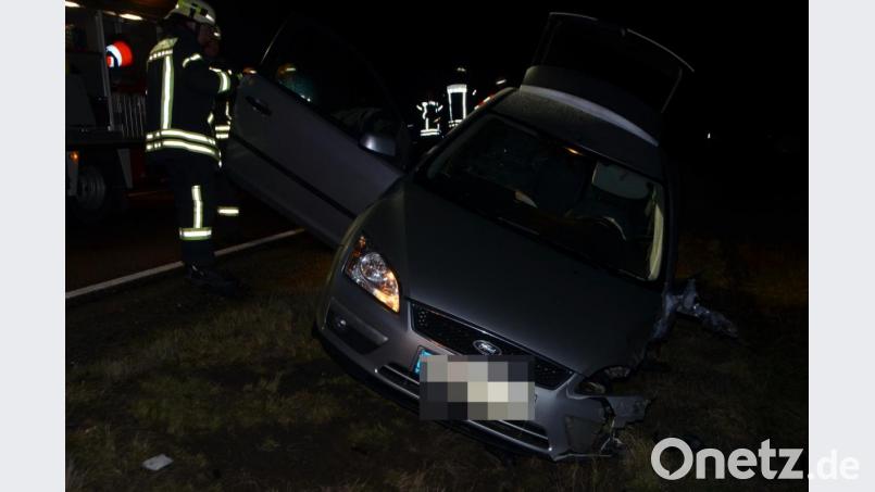 Der Ford-Fahrer kam nach Angaben der Polizei zu weit nach links und stieß mit dem entgegenkommenden Opel zusammen. Der Ford drehte sich danach um die eigene Achse und landete ebenfalls im Straßengraben. Bild: dob
