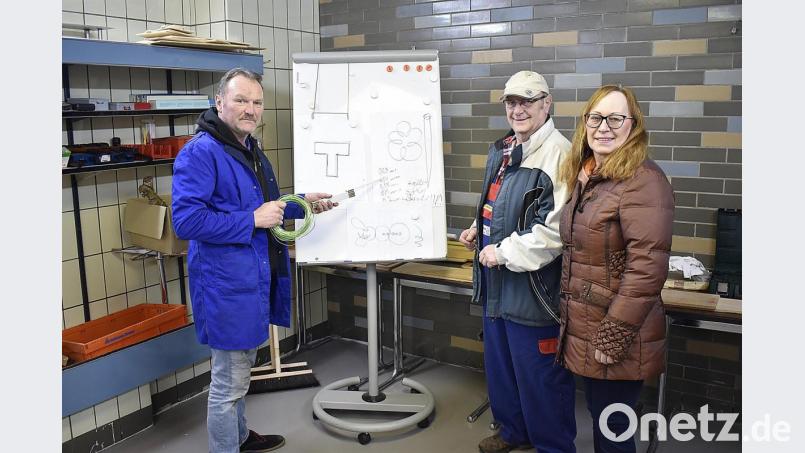 Kräfte des örtlichen Klima- und Repair-Café-Teams: Dieter Wittmann, Siegfried Neukam und Helga Wittmann-Trenz bei den Vorbereitungen im bereits eingerichteten Raum der Schnupperwerkstatt. Bild: Karl Schwemmer