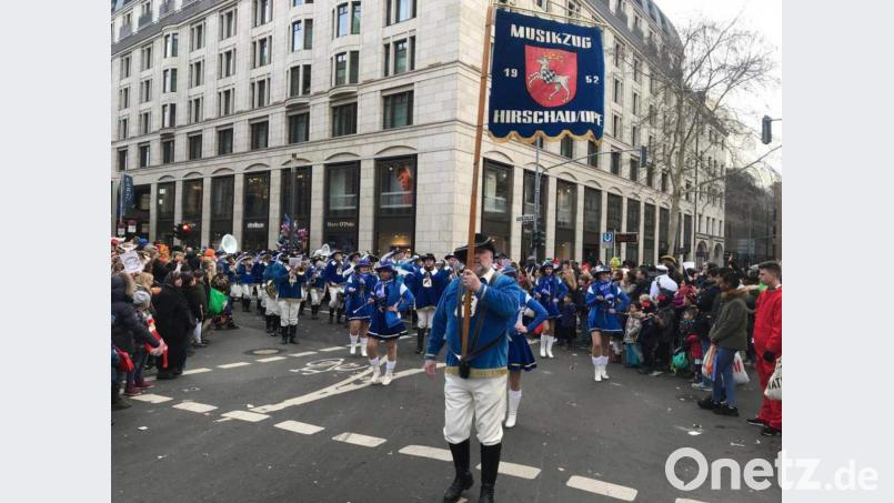Zum 43. Mal ist der Hirschauer Musikzug beim Düsseldorfer Rosenmontagszug mit dabei, bei dem rund eine Million Jecken die Straßen säumen werden. Düsseldorf-Veteran Werner Stein ist zum 42. Mal mit von der Partie, dieses Mal wieder in der Rolle des Standartenträgers. Bild: u