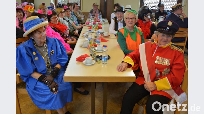 Viele Frauen kamen kostümiert zum Frauenbund-Fasching. Marianne Bauernfeind (vorne links) und Herma Laumer (rechts) stellten Queen Elizabeth II. und Prinz Philip dar. Bild: jr