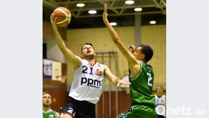 Johannes Klughardt (links) und die Regionalliga-Basketballer der DJK Neustadt sind beim Schlusslicht in Jena klarer Favorit. Bild: A. Schwarzmeier