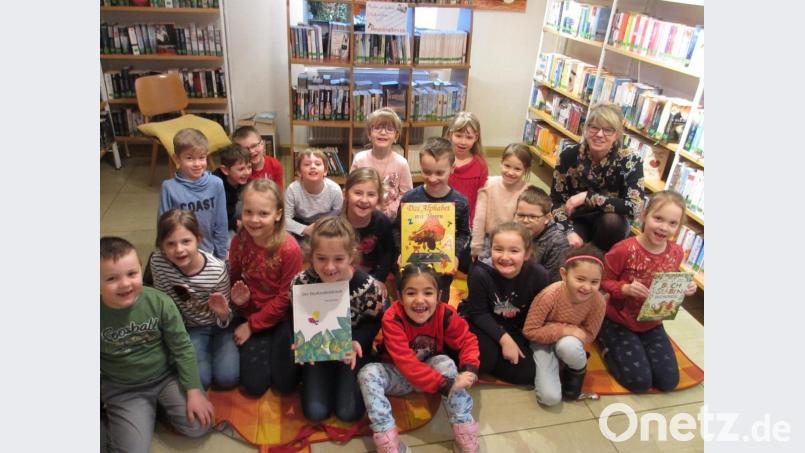Klassenlehrerin Carola Krausch unternahm für ihrer Klasse 1b einen Unterrichtsgang in die Gemeindebücherei Kastl. Bild: jzk