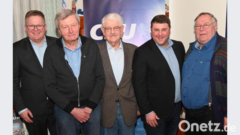 Oberbürgermeister Michael Cerny (links) und der Raigeringer Ortsvorsitzende Daniel Müller (Zweiter von rechts) ehrten (weiter von links) Martin Bauer, Peter Meier und Anton Donhauser für ihre Treue zur CSU. Bild: gf