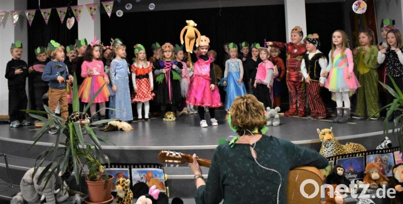 Wenn sich wilde Tiere zusammentun und feiern, ist Fasching in der Musikschule VierStädtedreieck angesagt. Die Mädchen und Buben schmettern dabei den &quot;Dschungelsong&quot;. Bild: rgr