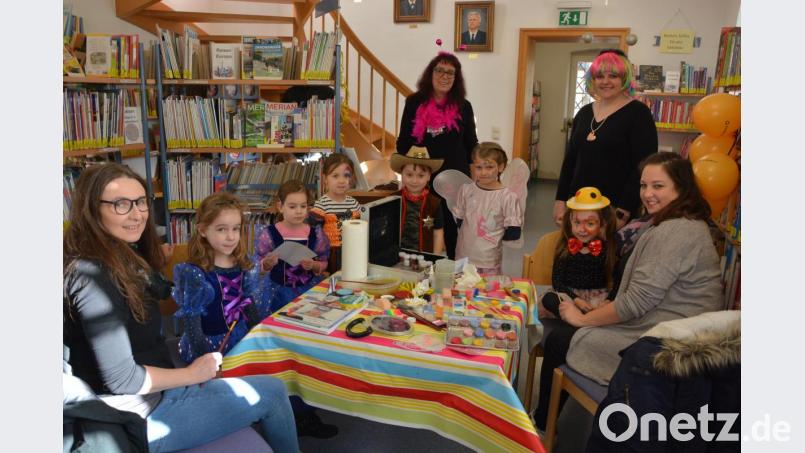Lustige Geschichten und Kinderschminken standen bei einer Faschingsvorlesestunde in der Stadtbücherei Mitterteich auf dem Programm. Bild: jr