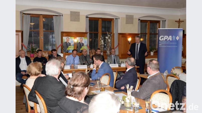 Zahlreiche Gäste waren zum Forum nach Fichtenhof gekommen, um über Themen der ambulanten Notfallversorgung zu diskutieren. Landrat Richard Reisinger (stehend) leitete die Veranstaltung kurz ein. Bild: Andreas Brückmann