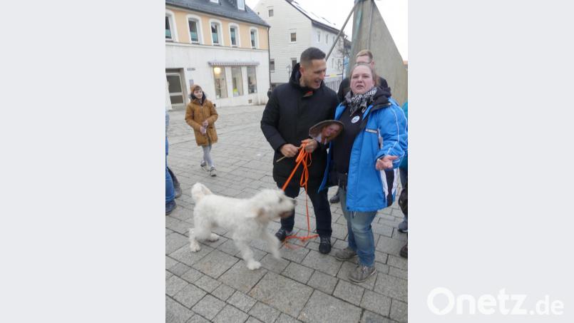 Sabrina Walter nimmt gleich Kontakt mit dem Hund von Marcus Gradl auf. Sie wird den Vierbeiner demnächst Gassi führen. Bild: rn