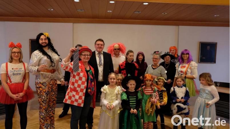 Die Kindergartenleiterin Monika Mrosek (Dritte von links) hält stolz die Krawatte des Bürgermeisters in die Kamera. Bild: Stefanie Gradl