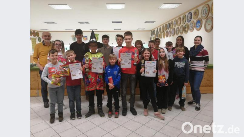 16 Jugendliche des Schützenvereins „Hubertus“ haben Spaß beim Faschingsschießen. Gesamtsieger wurde „Zauberer“ Timo Balzer (vorne, Dritter von links). Bild: du