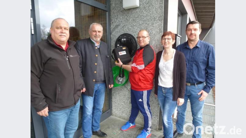 Einbau durch Martin Spitzer nach der Einweisung durch Jürgen Sollfrank (rechts). Zweite von rechts zweite Bademeisterin Daniela Faltenbacher. Links Helmut Eller und Bürgermeister Ludwig Biller. Bild: bk
