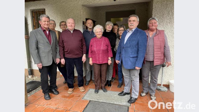 Der AWO-Ortsverein hat mehrere Mitglieder für jahrzehntelange Treue geehrt, darunter die beiden Altbürgermeister Boris Damzog (Zweiter von rechts) und Konrad Kraus (Vierter von links), die der AWO seit 40 und 35 Jahren die Treue halten. Bild: Eichl