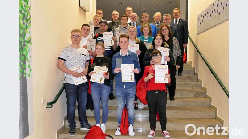 Über ihren Erfolg freuten sich die Preisträger, die Ehrengäste gratulierten ihnen zu den gezeigten Leistungen. Bild: wbe