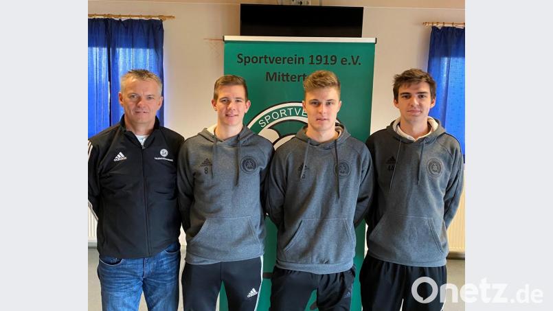 Zur Freude des Sportlichen Leiters Rainer Fachtan (von links) tragen die Talente Jonas Federer, Sebastian Bilz und Tim Lauterbach auch der nächsten Saison das Trikot des SV Mitterteich. Bild: exb