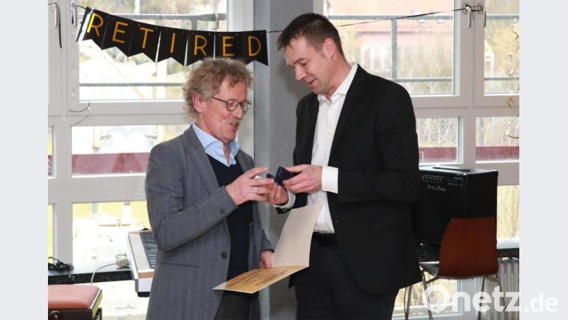 (von rechts) BLSV-Kreisvorsitzender Andreas Malzer überreichte an Bernhard Reis die Ehrennadel in Gold des Verbandes. Bild: JOCHEN NEUMANN 
ERBENDORF