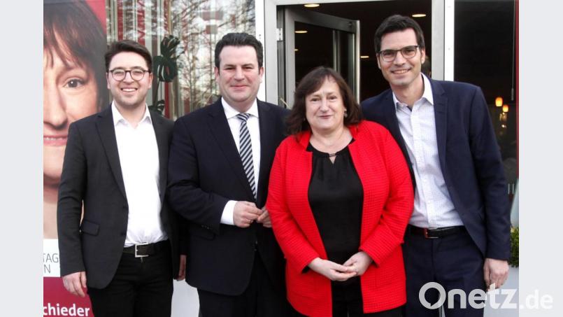 Michael Hitzek, Marianne Schieder und Peter Wein (von rechts) hießen Bundesminister Hubertus Heil (Zweiter von links) in Burglengenfeld willkommen. Bild: Hirsch