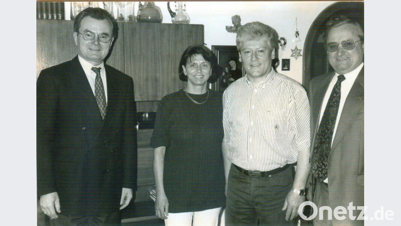 Kurz nach seinem Start im Kreistag feierte Eugen Eckert im Mai 1996 seinen 50. Geburtstag. Zusammen mit seiner Frau Karin freute er sich über den Besuch von Landrat Hans Wagner (links) und seinem Stellvertreter Willi Morgenschweis (rechts). Repro: hka