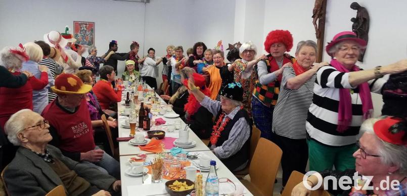 Die Senioren zogen mit einer Polonaise durch den Saal beim Seniorenfasching in St. Elisabeth. Bild: R. Kreuzer