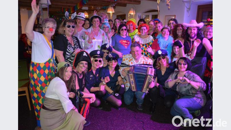 Beim Weiberfasching im Mehrgenerationenhaus war Musiker Chris Bauer der Hahn im Korb - zumindest offiziell. Denn unter die feierwütigen Frauen hatten sich auch verkleidete Männer gemischt. Bild: jr